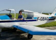 Le jeune pilote Tom souriant dans le cockpit ouvert de l'avion F-GBAQ après son premier lâcher solo à l'Aéroclub de l'Aisne.