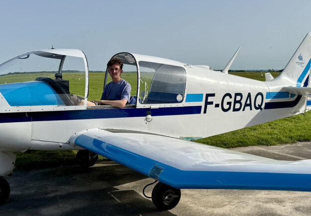 Le jeune pilote Tom souriant dans le cockpit ouvert de l'avion F-GBAQ après son premier lâcher solo à l'Aéroclub de l'Aisne.