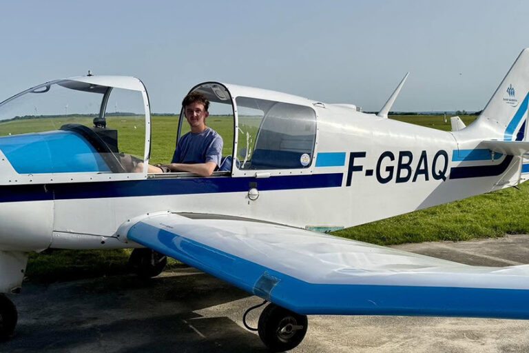Le jeune pilote Tom souriant dans le cockpit ouvert de l'avion F-GBAQ après son premier lâcher solo à l'Aéroclub de l'Aisne.