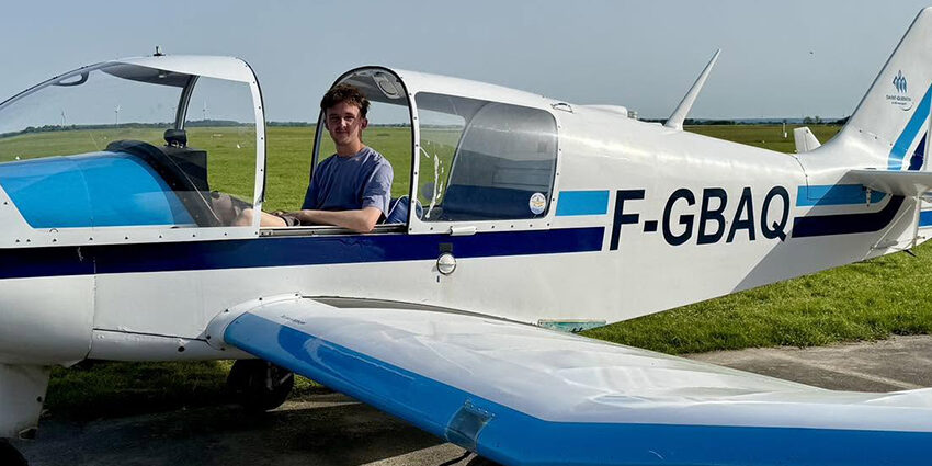 Le jeune pilote Tom souriant dans le cockpit ouvert de l'avion F-GBAQ après son premier lâcher solo à l'Aéroclub de l'Aisne.