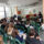 Une salle de classe de l'Aéroclub de l'Aisne remplie de jeunes élèves attentifs suivant une présentation du BIA animée par une instructrice debout devant un écran de projection