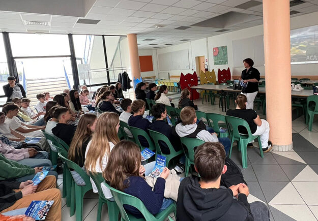 Une salle de classe de l'Aéroclub de l'Aisne remplie de jeunes élèves attentifs suivant une présentation du BIA animée par une instructrice debout devant un écran de projection